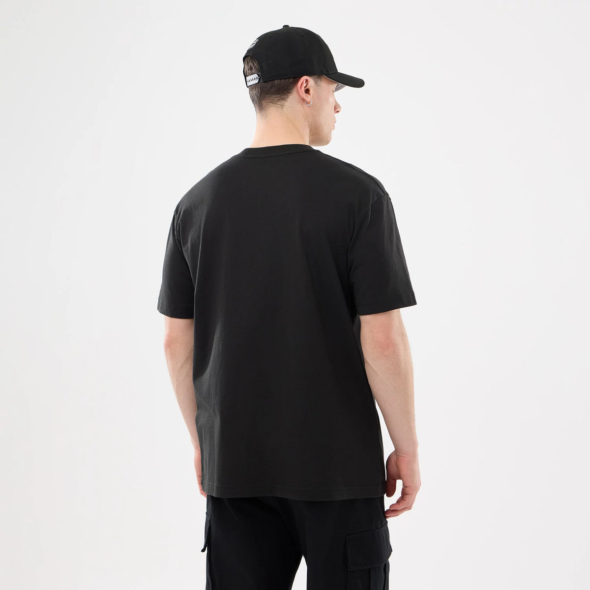 The model is wearing this NHL Sport Classic LA Kings T-Shirt in black. 2