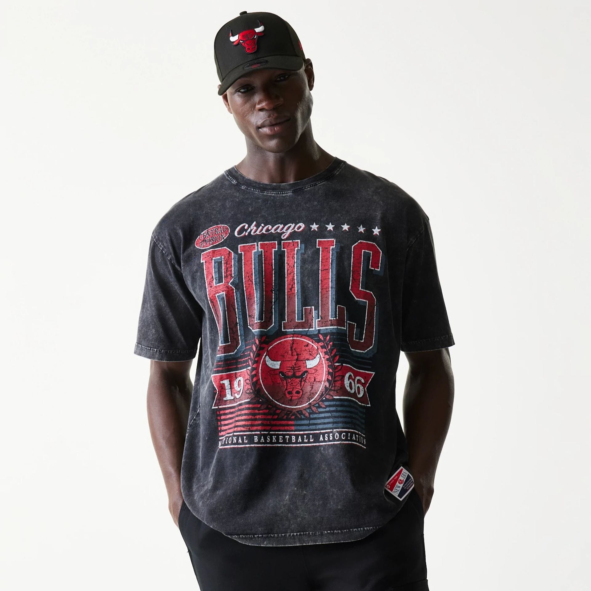 The model is wearing this NBA Chicago Bulls T-Shirt in black. 1