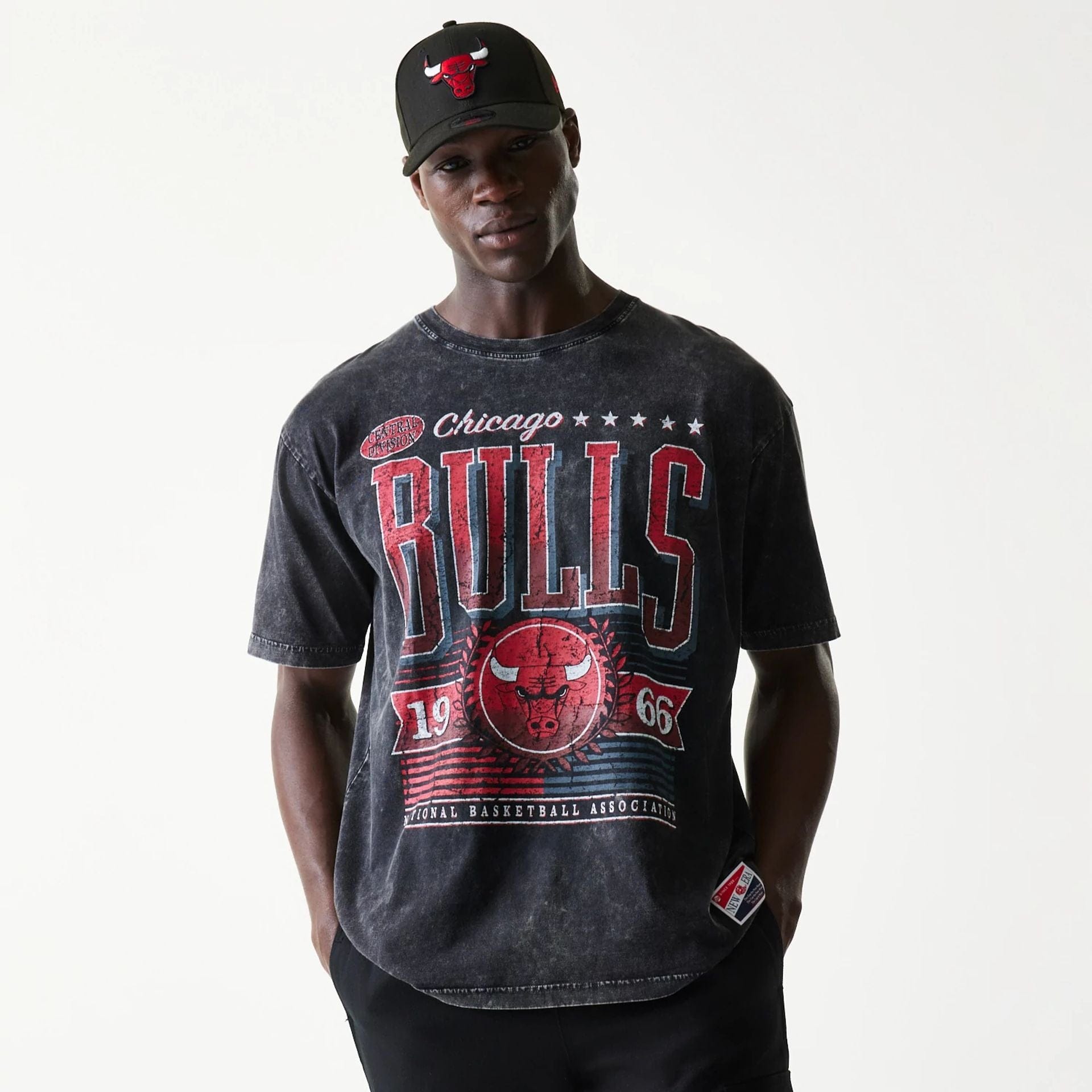 The model is wearing this NBA Chicago Bulls T-Shirt in black. 1