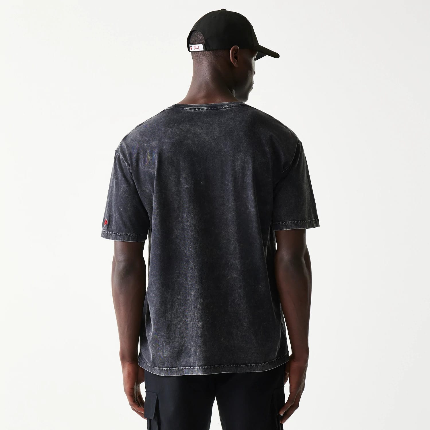 The model is wearing this NBA Chicago Bulls T-Shirt in black. 2