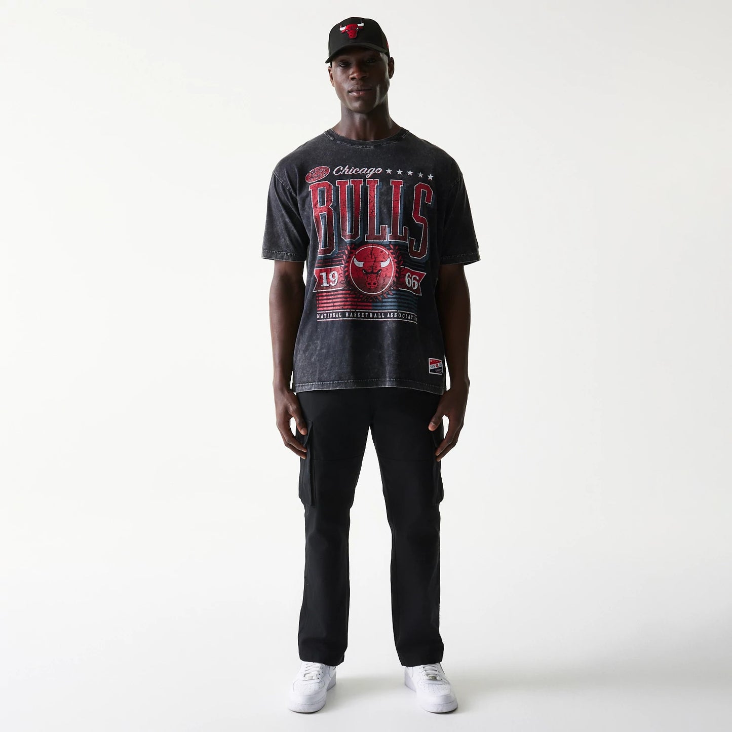 The model is wearing this NBA Chicago Bulls T-Shirt in black. 8