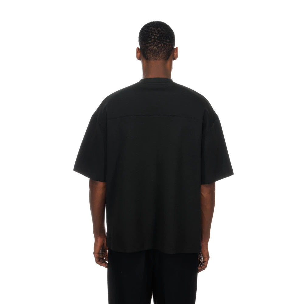 The model is wearing this NFL Las Vegas Raiders Boxy T-Shirt in black. 2