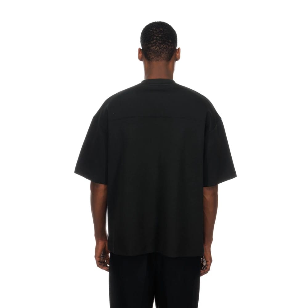 The model is wearing this NFL Las Vegas Raiders Boxy T-Shirt in black. 2