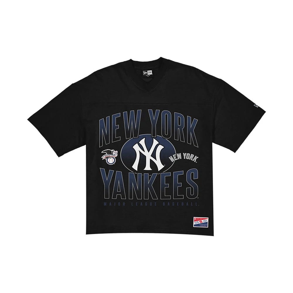 The model is wearing this MLB New York Yankees Boxy T-Shirt in black. 1
