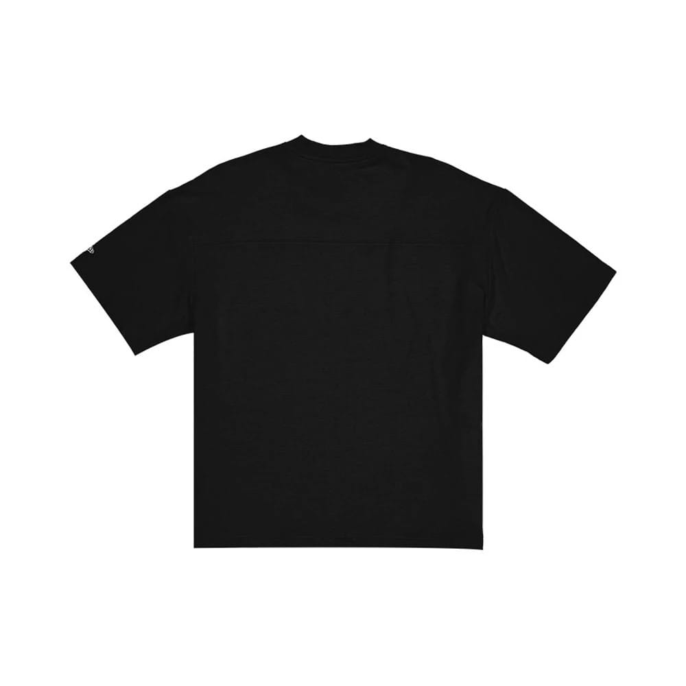 The model is wearing this MLB New York Yankees Boxy T-Shirt in black. 2