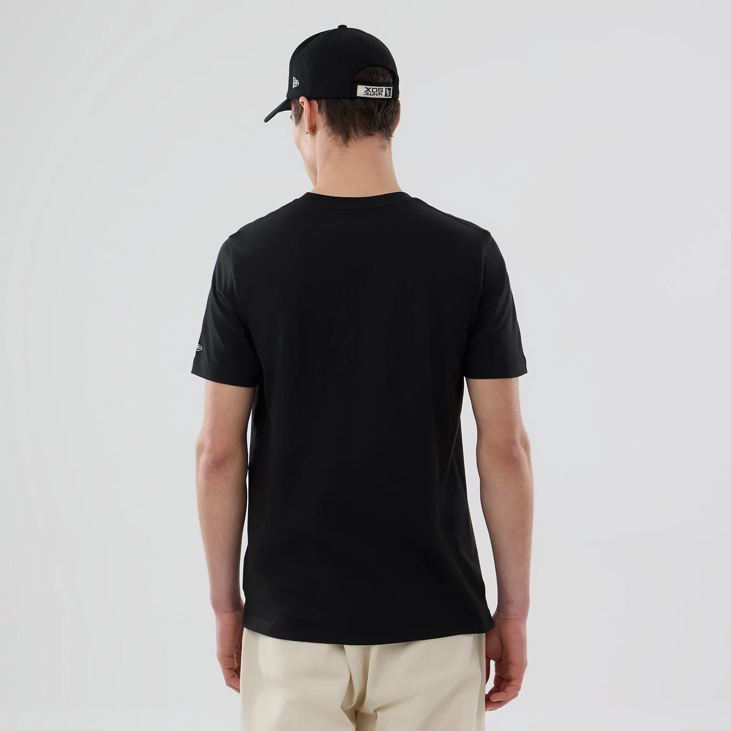 The model is wearing this MLB Popcorn Chicago White Sox T-Shirt in black. 2