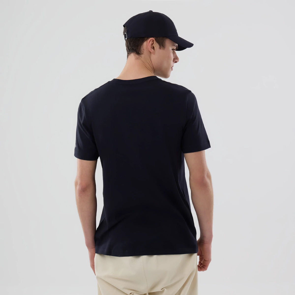 New Era New York Yankees MLB Popcorn Navy T-Shirt, back view on-model showcasing the plain navy design with short sleeves, worn with a matching cap, minimalistic style without logos or graphics on the back.