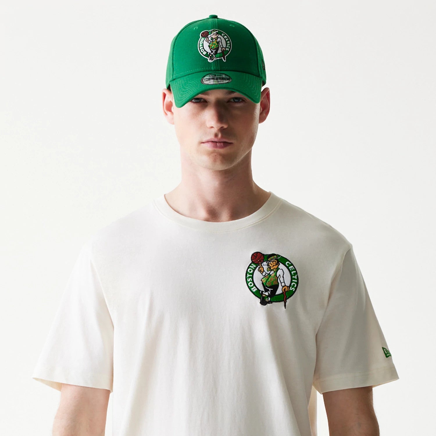 The model is wearing this NBA Hotdog Boston Celtics T-Shirt in cream. 4