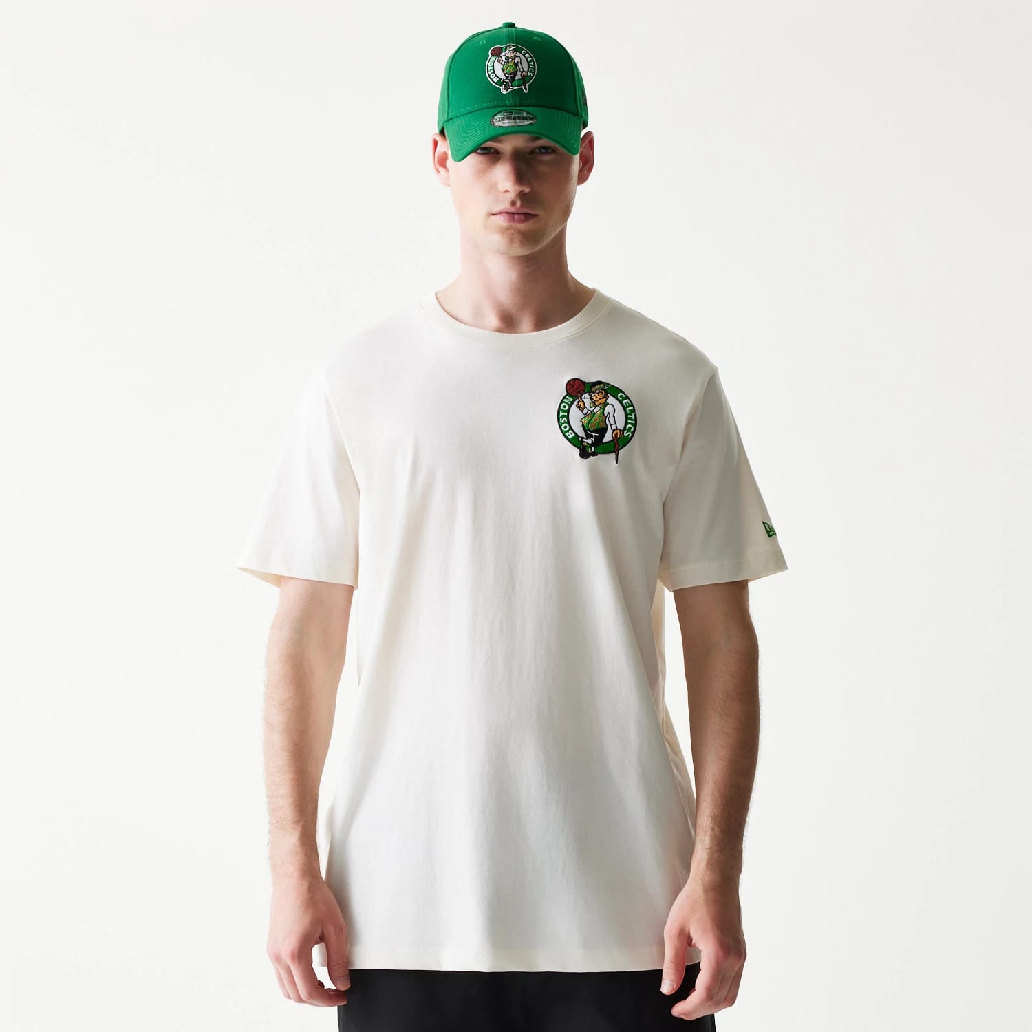 The model is wearing this NBA Hotdog Boston Celtics T-Shirt in cream. 1