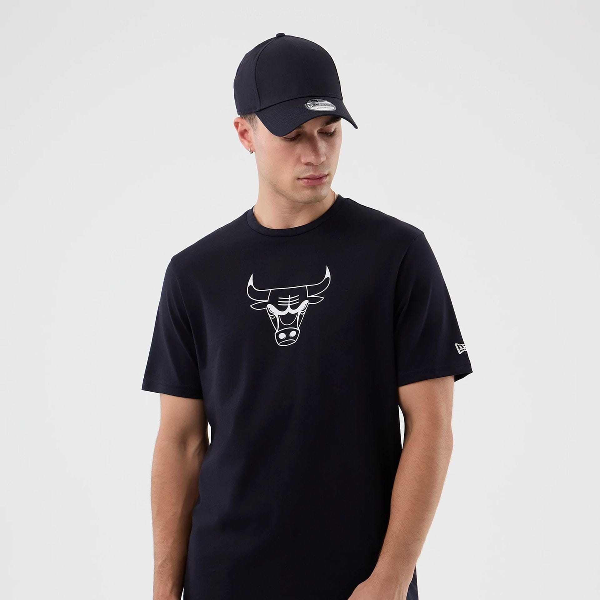 The Male model is wearing Chicago Bulls NBA Back To School Navy T-Shirt 1