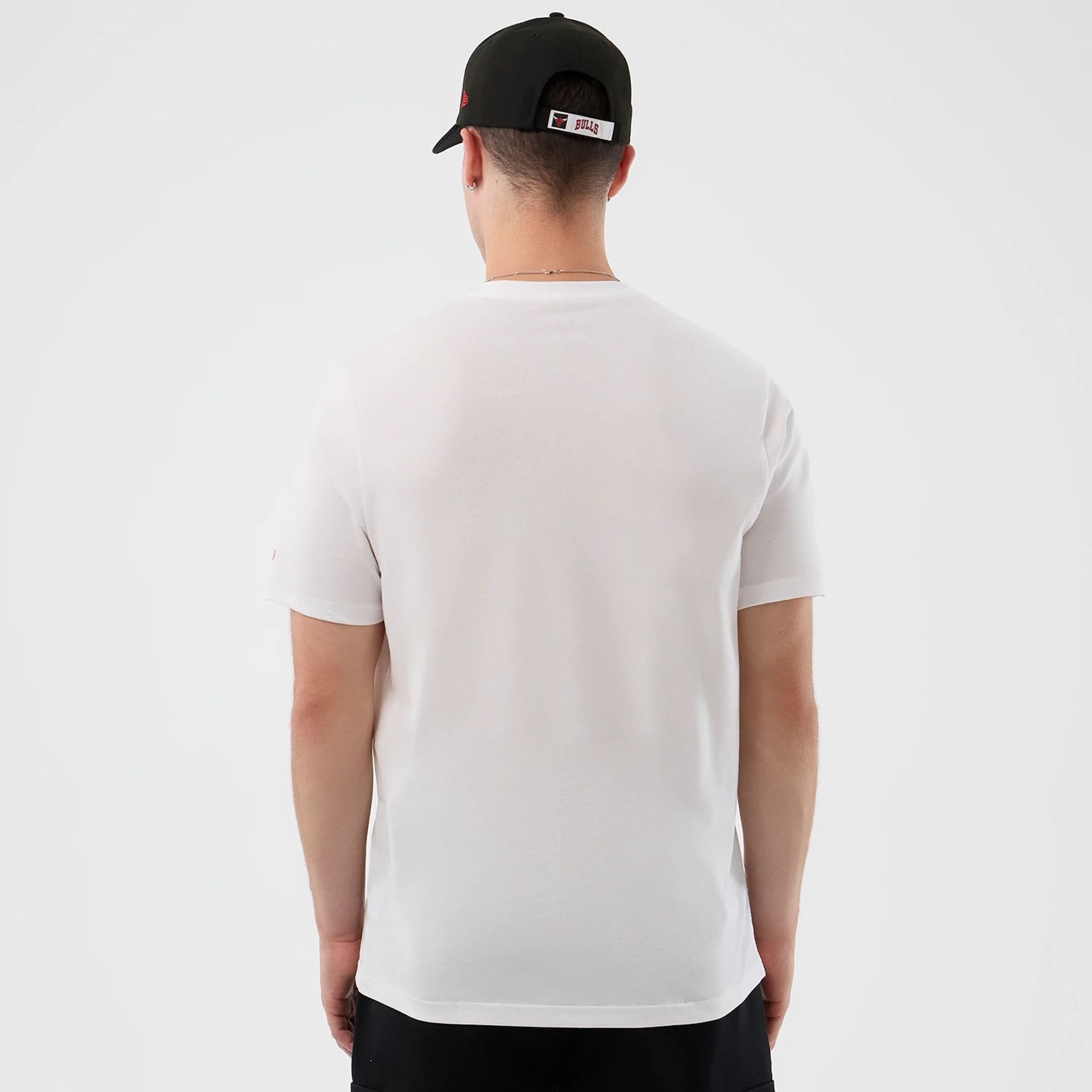The Male model is wearing Chicago Bulls NBA Back To School White T-Shirt 2
