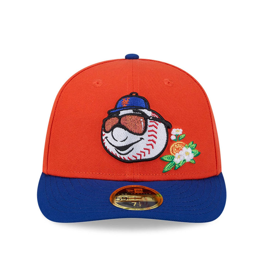 New York Mets MLB Spring Training 2026 Red Low Profile New Era 59FIFTY Fitted Cap, front view showing a cheerful baseball character with sunglasses embroidered on the red front panel, blue visor and a gold 59FIFTY size sticker on the visor.