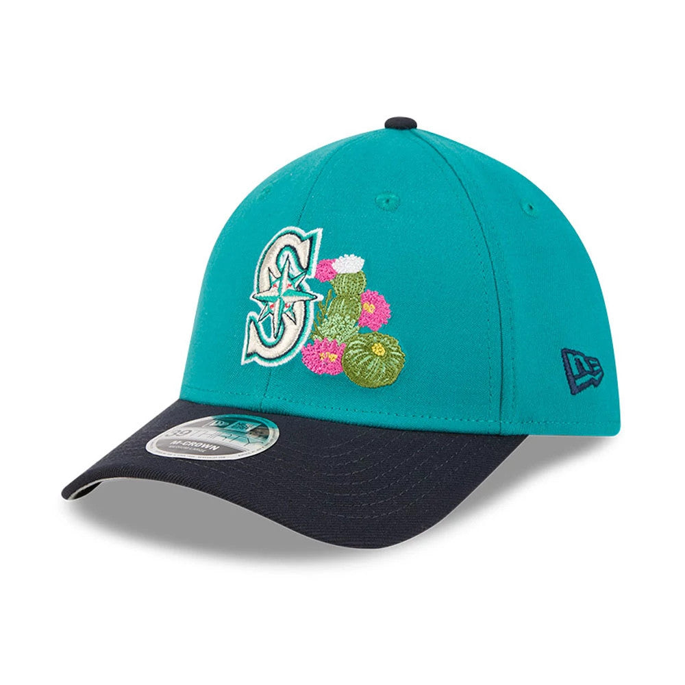 Mariners MLB Spring Training 2026 Green New Era 39THIRTY M-Crown Stretch Fit Cap, three-quarter view showing the embroidered Mariners logo with cactus and flowers on the front panel, curved black visor, and 39THIRTY size sticker.