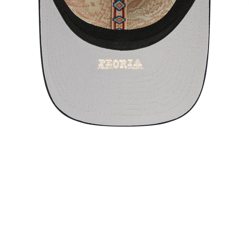 Mariners MLB Spring Training 2026 Green New Era 39THIRTY M-Crown Stretch Fit Cap, inside view showing the light grey undervisor with Peoria text in white print and colourful geometric taping along the seam.