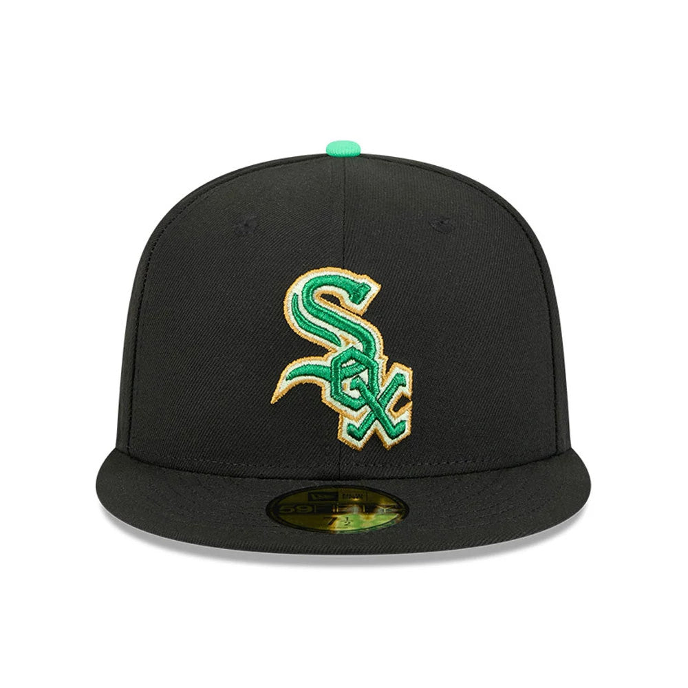 Chicago White Sox MLB Saint Patrick's Day Black New Era 59FIFTY Fitted Cap, front view showing the green and gold embroidered Sox logo on the structured black crown, with a flat visor and gold 59FIFTY size sticker.