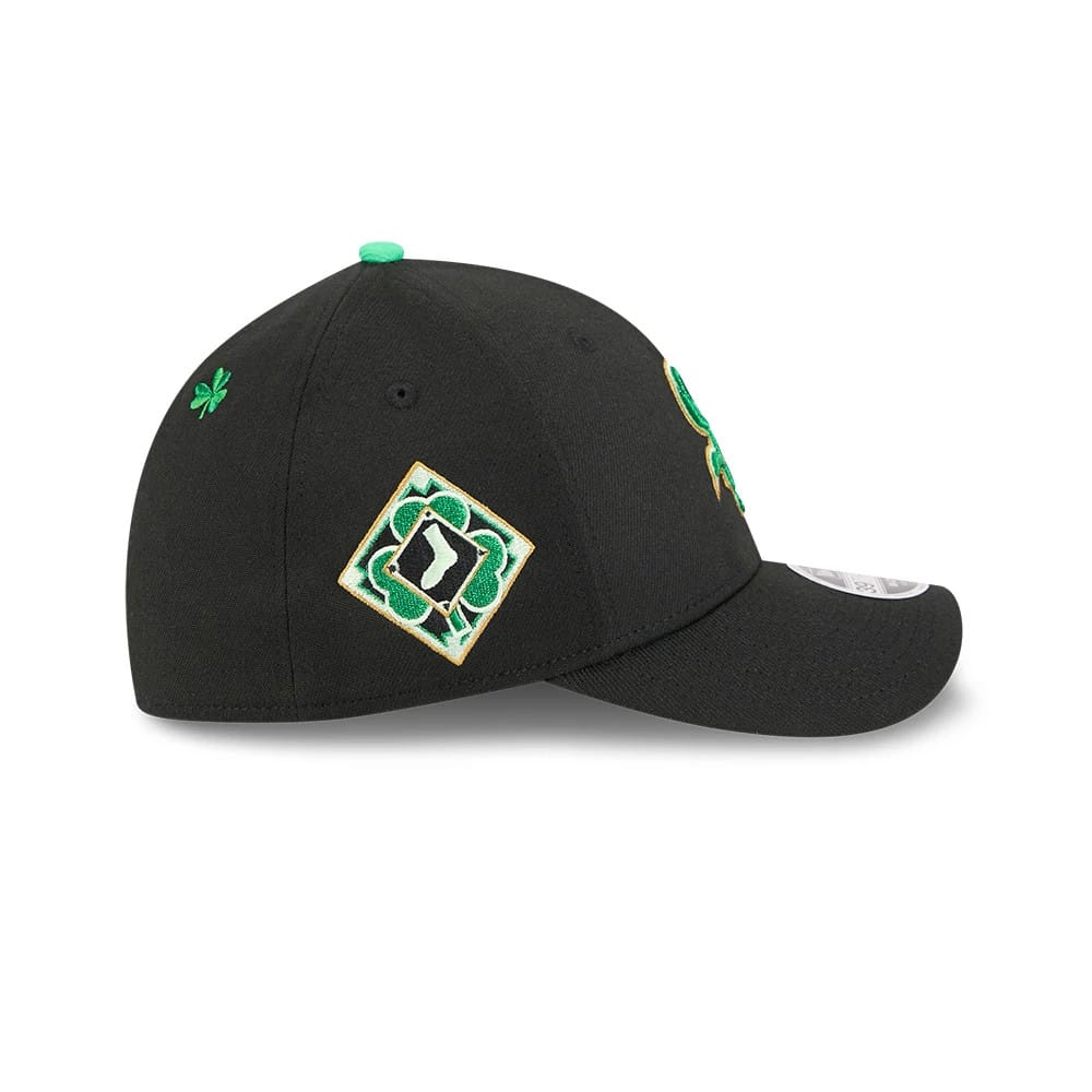 White Sox MLB Saint Patrick's Day Black New Era 39THIRTY M-Crown A-Frame Stretch Fit Cap, side view showing a green shamrock on the left panel, a quilted clover patch on the side, and a black curved visor with a 39THIRTY size sticker.