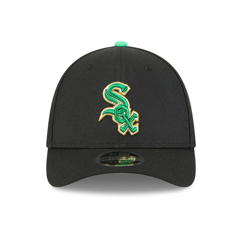 White Sox MLB Saint Patrick's Day Black New Era 39THIRTY M-Crown A-Frame Stretch Fit Cap, front view showing a green and gold embroidered Sox logo on the black structured crown, with a curved visor and a 39THIRTY size sticker.