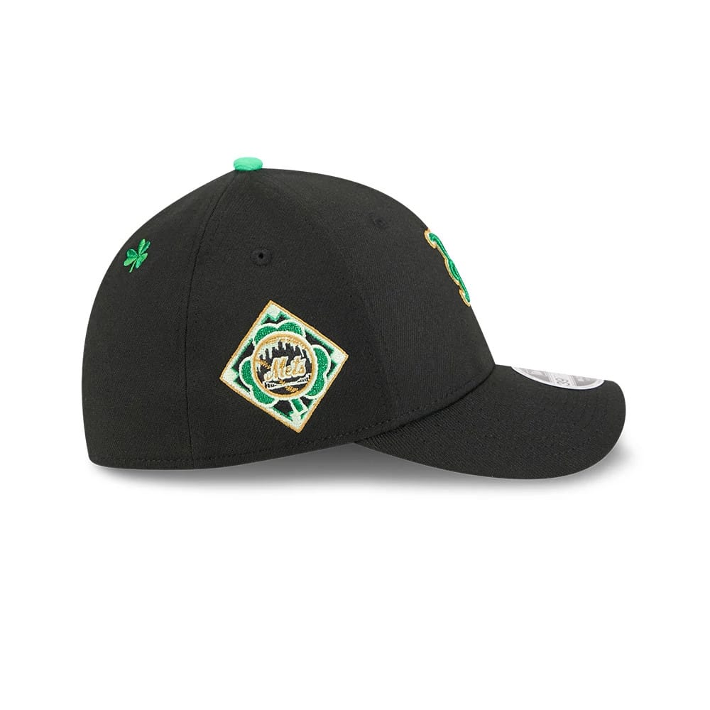 Mets MLB Saint Patrick's Day Black New Era 39THIRTY M-Crown A-Frame Stretch Fit Cap, side view showing a green embroidered clover on the left side, the Mets patch with a green border and a black curved visor.