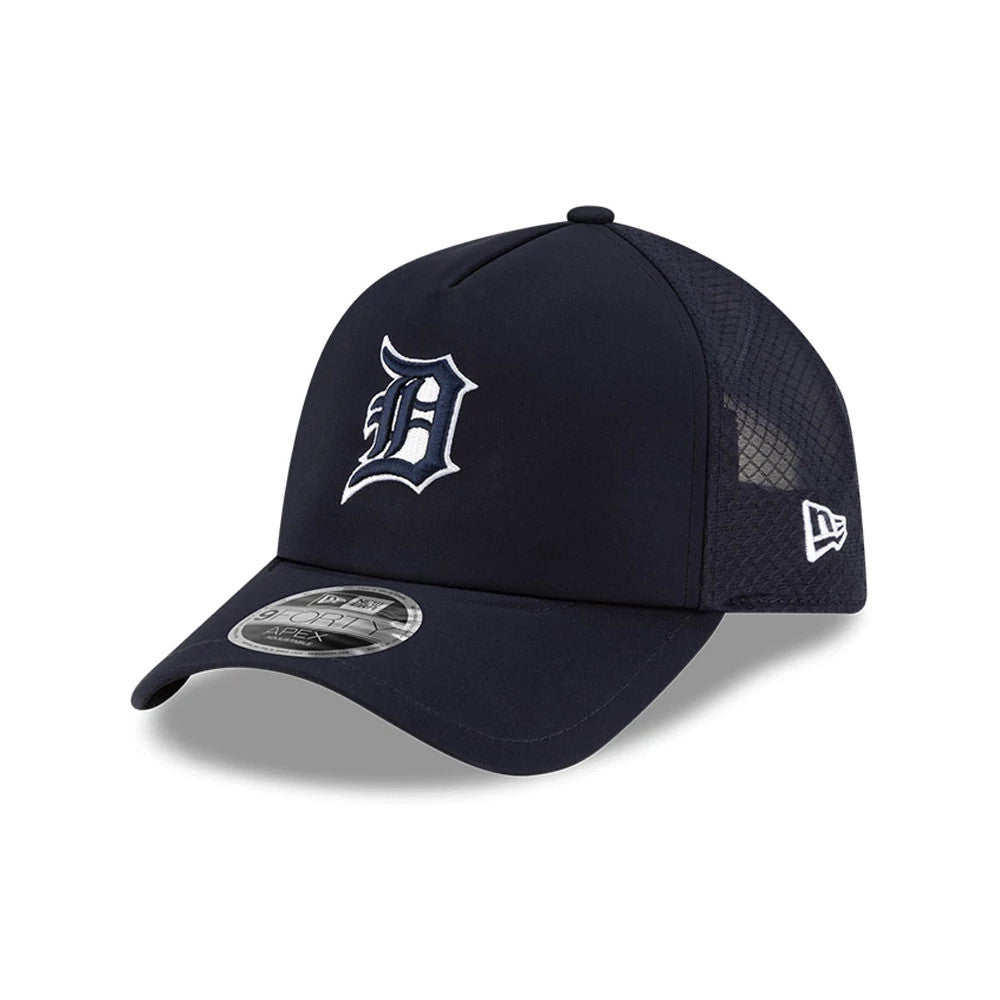Detroit Tigers MLB Batting Practice 2026 Navy New Era 9FORTY Apex Adjustable Cap, three-quarter view showing the white embroidered D logo on the front panel, with a mesh rear panel and the 9FORTY size sticker on the curved visor.