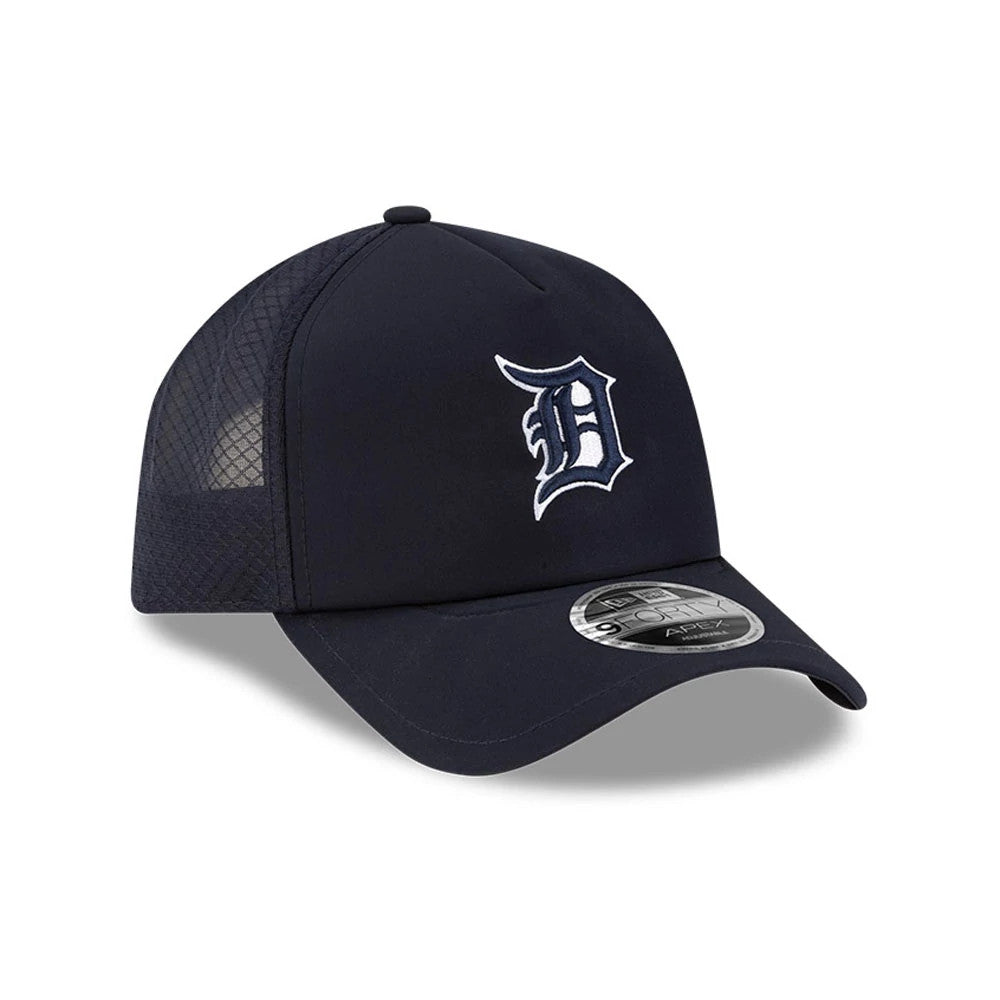 Detroit Tigers MLB Batting Practice 2026 Navy New Era 9FORTY Apex Adjustable Cap, three-quarter view showing the white embroidered D logo on the front panel, black mesh side panels, and a 9FORTY size sticker on the curved navy visor.