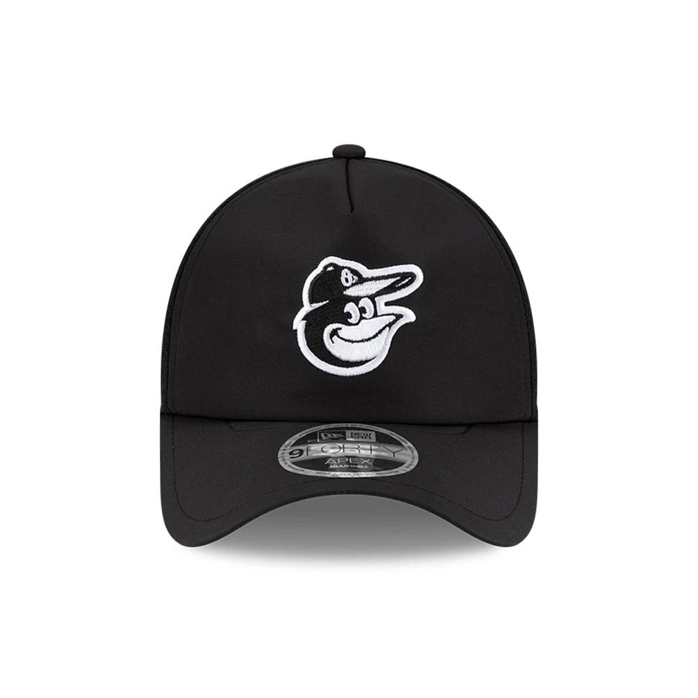 Baltimore Orioles MLB Batting Practice 2026 Black New Era 9FORTY Apex Adjustable Cap, front view showing the raised embroidered white Orioles logo on the black front panel with a curved black visor and 9FORTY size sticker.