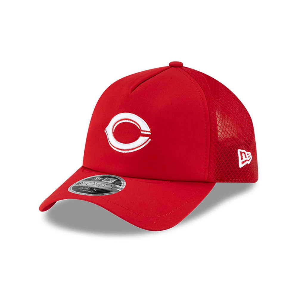 Cincinnati Reds MLB Batting Practice 2026 Red New Era 9FORTY Apex Adjustable Cap, three-quarter view showing a white embroidered C logo on the front panel, mesh side panels, and a 9FORTY size sticker on the curved visor.