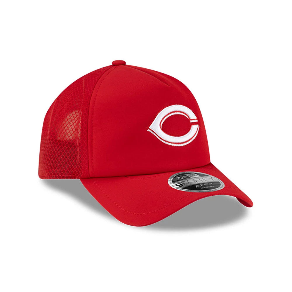 Cincinnati Reds MLB Batting Practice 2026 Red New Era 9FORTY Apex Adjustable Cap, three-quarter view showing the white embroidered team logo on the front panel, red mesh back panels and curved red visor with a 9FORTY size sticker.