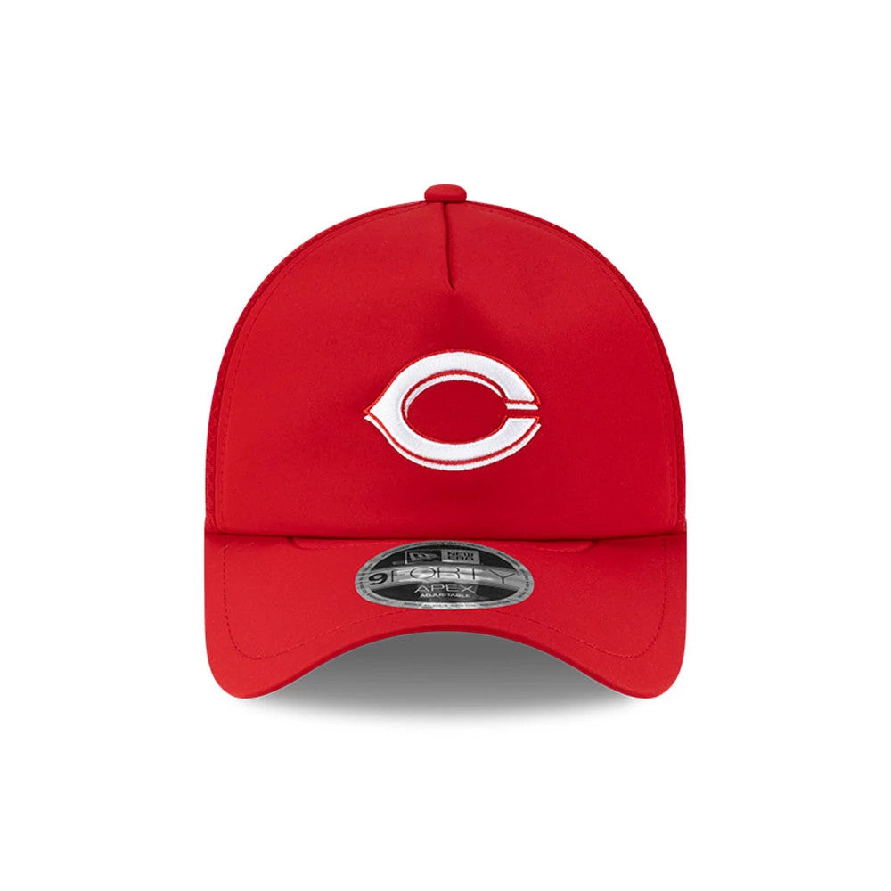 Cincinnati Reds MLB Batting Practice 2026 Red New Era 9FORTY Apex Adjustable Cap, front view showing a white raised embroidered team logo on the red structured crown and a 9FORTY size sticker on the red curved visor.