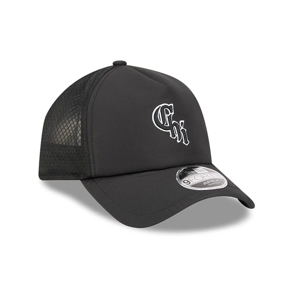 White Sox MLB Batting Practice 2026 Black New Era 9FORTY Apex Adjustable Cap, three-quarter view showing the white embroidered Chi logo on the front panel, black curved visor with a 9FORTY size sticker, and mesh rear panels.
