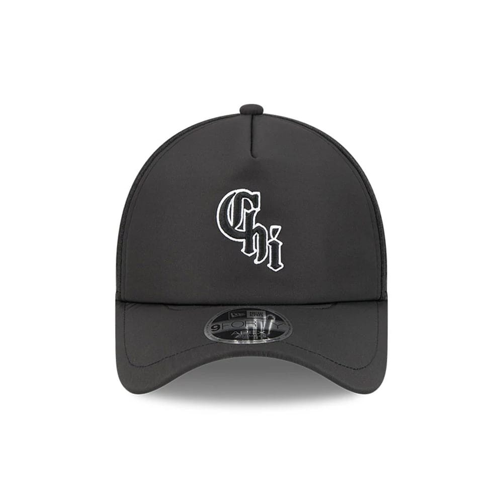 White Sox MLB Batting Practice 2026 Black New Era 9FORTY Apex Adjustable Cap, front view showing a white embroidered Chi logo on the structured black crown with a 9FORTY size sticker on the curved black visor.