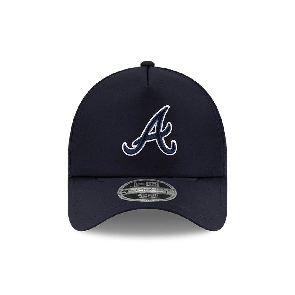 Atlanta Braves MLB Batting Practice 2026 Navy New Era 9FORTY Apex Adjustable Cap, front view showing a raised white embroidered A logo on the structured navy crown, with a curved visor and 9FORTY size sticker on top.