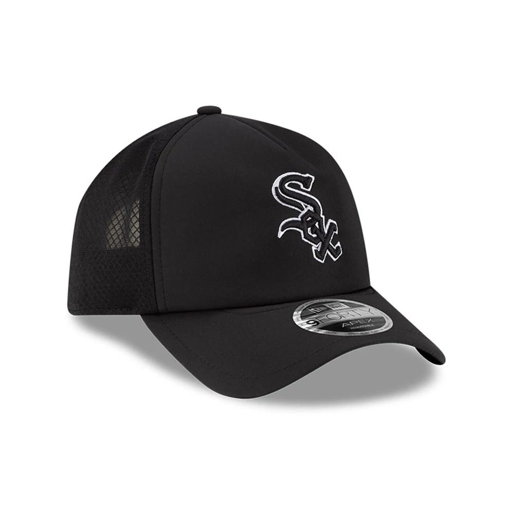 Chicago White Sox MLB Batting Practice 2026 Black New Era 9FORTY Apex Adjustable Cap, three-quarter view showing the white embroidered front logo, black structured crown with mesh sides, and 9FORTY size sticker on the black curved visor.
