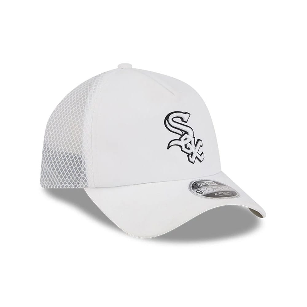 Chicago White Sox MLB Batting Practice 2026 White New Era 9FORTY Apex Adjustable Cap, three-quarter view showing the black and white embroidered Sox logo on the front panel and the 9FORTY size sticker on the slightly curved white visor.