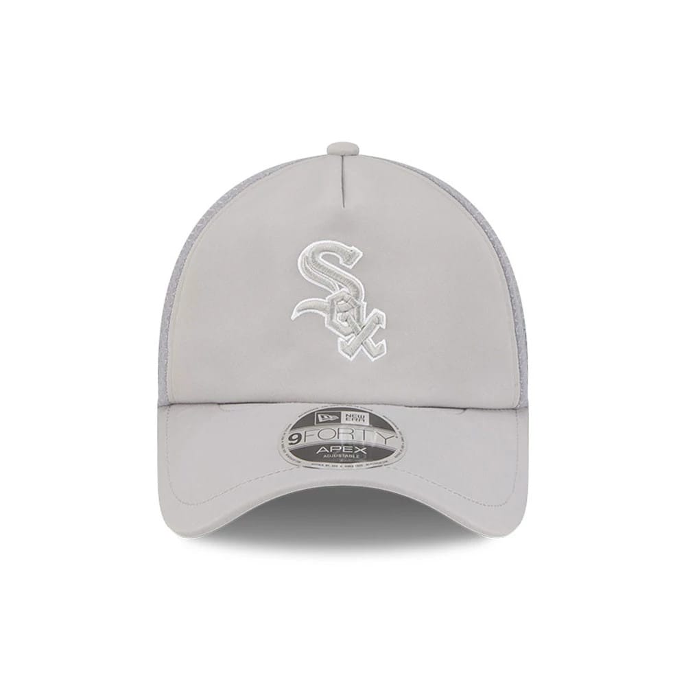 Chicago White Sox MLB Batting Practice 2026 Grey New Era 9FORTY Apex Adjustable Cap, front view showing the raised white embroidered Sox logo on the structured grey crown with a curved visor and 9FORTY size sticker.