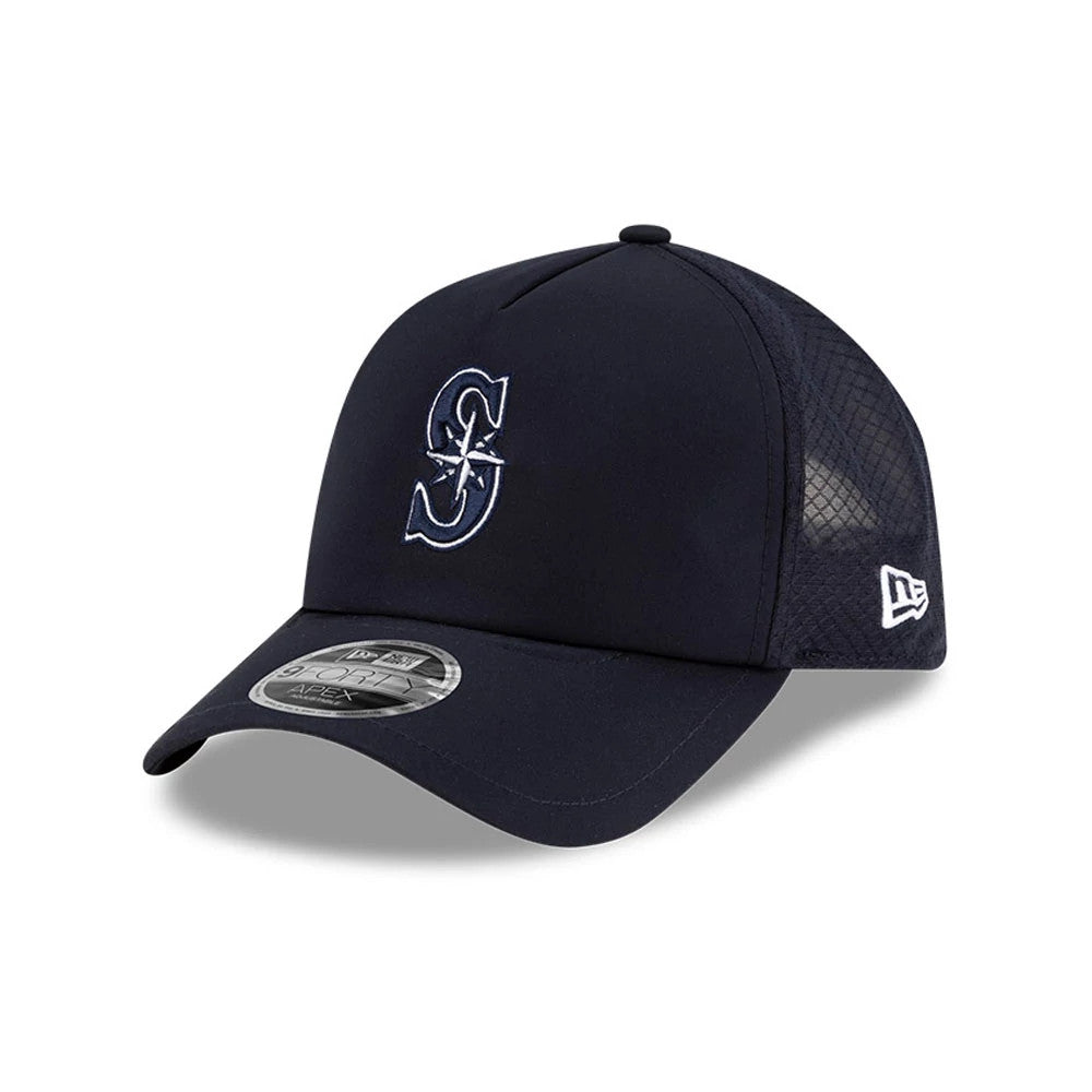 Seattle Mariners MLB Batting Practice 2026 Navy New Era 9FORTY Apex Adjustable Cap, front view showing the raised navy and white embroidered Mariners logo on the front panel, curved navy visor with 9FORTY size sticker, and mesh side panels.