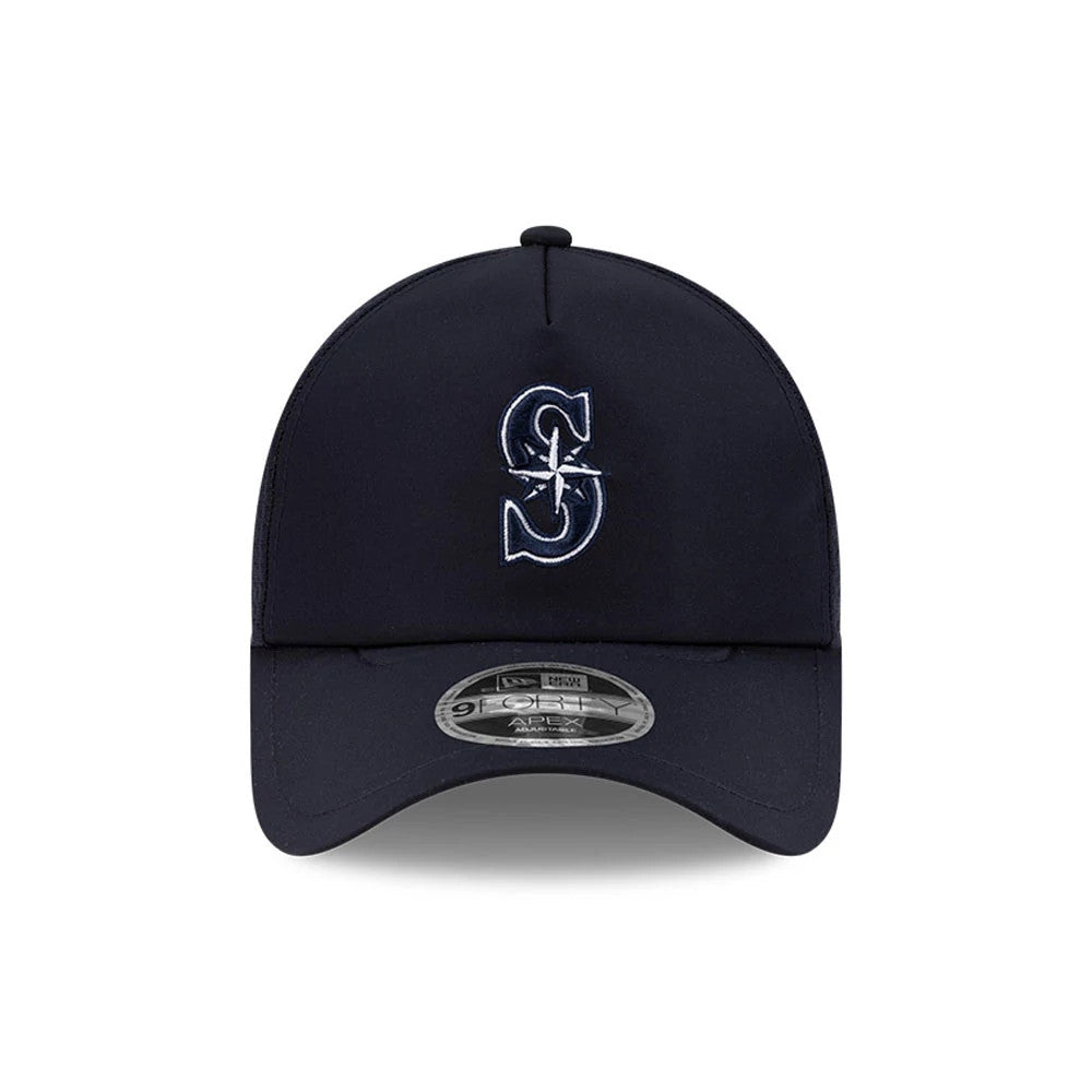 Seattle Mariners MLB Batting Practice 2026 Navy New Era 9FORTY Apex Adjustable Cap, front view showing a white embroidered S logo with a compass rose on the structured navy crown, with a 9FORTY size sticker on the curved visor.