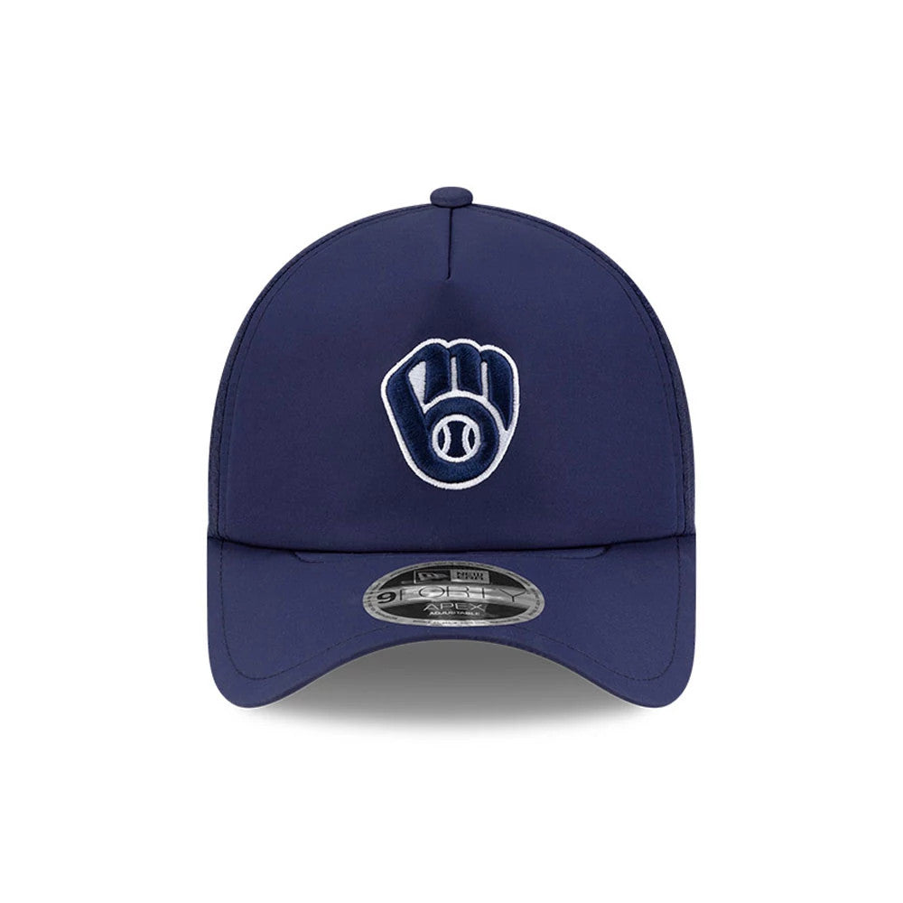 Milwaukee Brewers MLB Batting Practice 2026 Navy New Era 9FORTY Apex Adjustable Cap, front view showing the white embroidered Brewers logo on the structured navy crown, with a curved visor featuring a 9FORTY size sticker.
