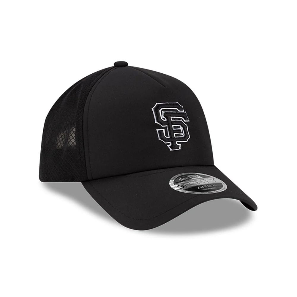 San Francisco Giants MLB Batting Practice 2026 Black New Era 9FORTY Apex Adjustable Cap, three-quarter view showing the raised white SF logo embroidered on the front panel, with a black mesh crown and a 9FORTY size sticker on the curved visor.