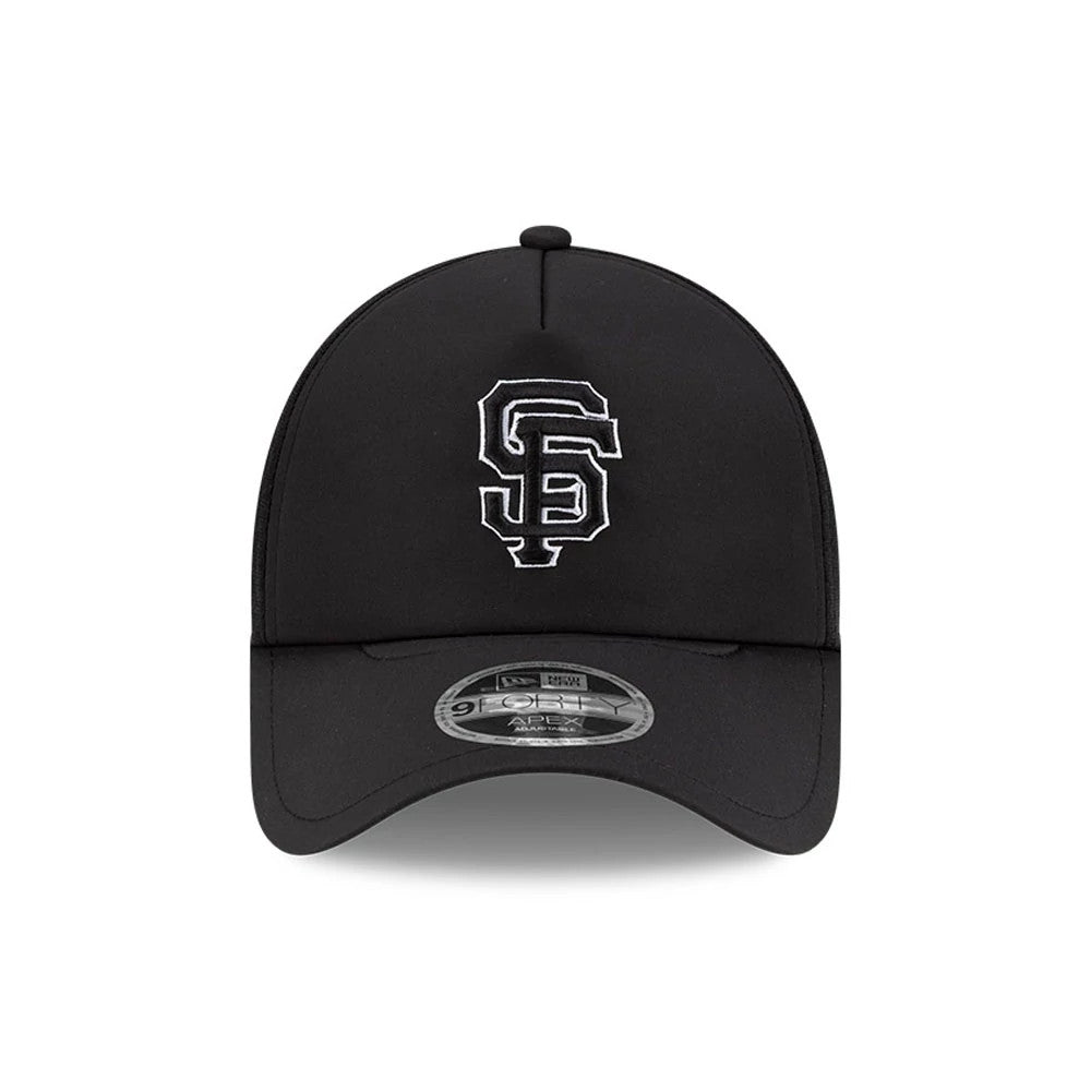 San Francisco Giants MLB Batting Practice 2026 Black New Era 9FORTY Apex Adjustable Cap, front view showing a raised white embroidered SF logo on the structured black crown above a black curved visor with a 9FORTY size sticker.