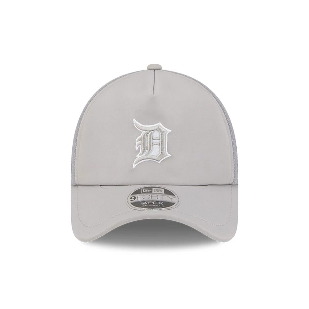 Detroit Tigers MLB Batting Practice 2026 Grey New Era 9FORTY Apex Adjustable Cap, front view showing white embroidered Detroit Tigers logo on the front panel, with a 9FORTY size sticker on the curved grey visor.