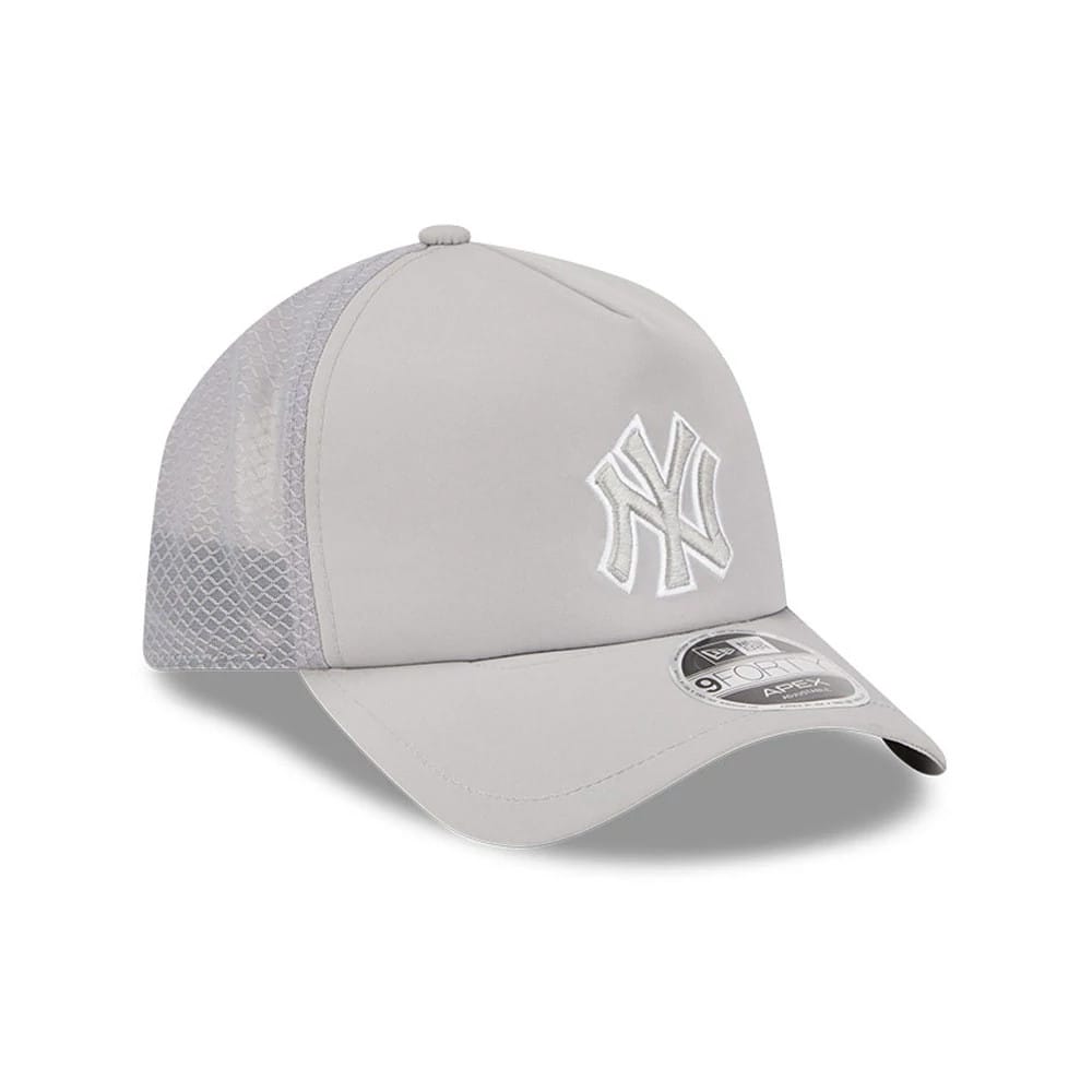 Yankees MLB Batting Practice 2026 Grey New Era 9FORTY Apex Adjustable Cap, three-quarter view showing the white raised embroidered NY logo on the front panel, a curved grey visor and a 9FORTY size sticker, with a mesh rear panel.