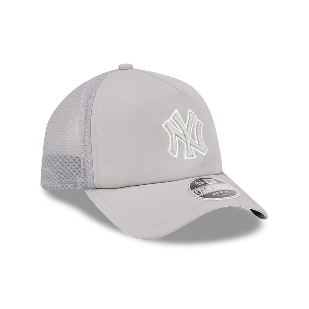 New York Yankees MLB Batting Practice 2026 Grey New Era 9FORTY Apex Adjustable Cap, three-quarter view showing the raised white NY logo on the front panel, mesh sides, a curved visor and the 9FORTY size sticker on the grey front.