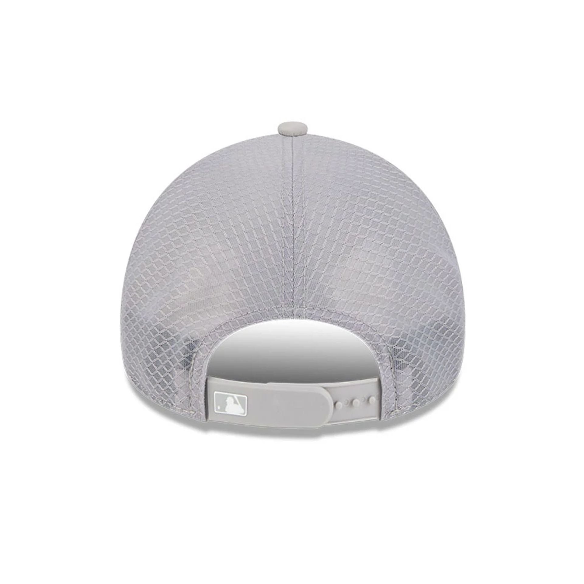 Pictured is this MLB Batting Practice 2026 New York Yankees 9FORTY Apex cap in grey. 2