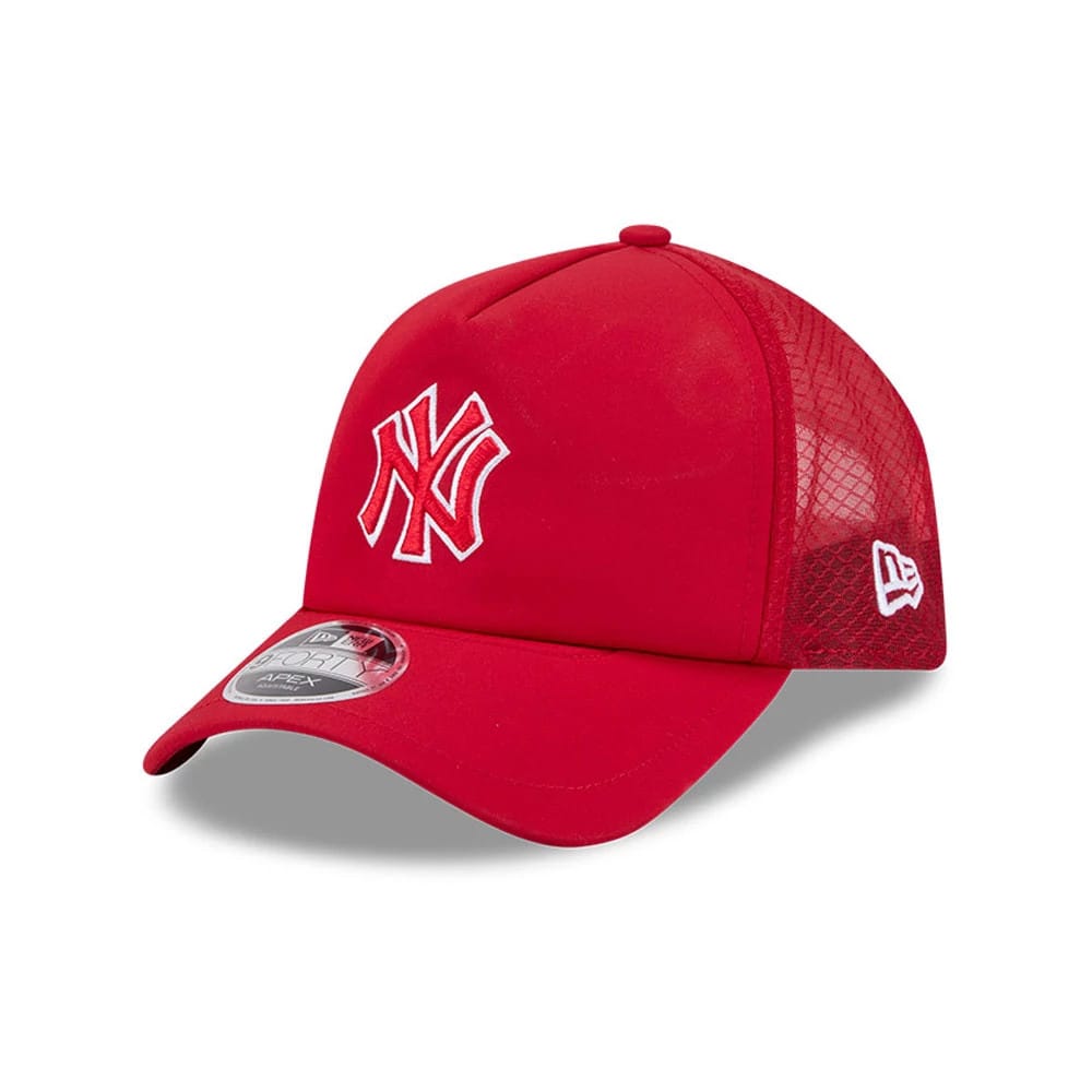 New York Yankees MLB Batting Practice 2026 Red New Era 9FORTY Apex Adjustable Cap, three-quarter view showing the white embroidered NY logo on the front, with a curved red visor and the New Era flag logo on the red mesh side panel.