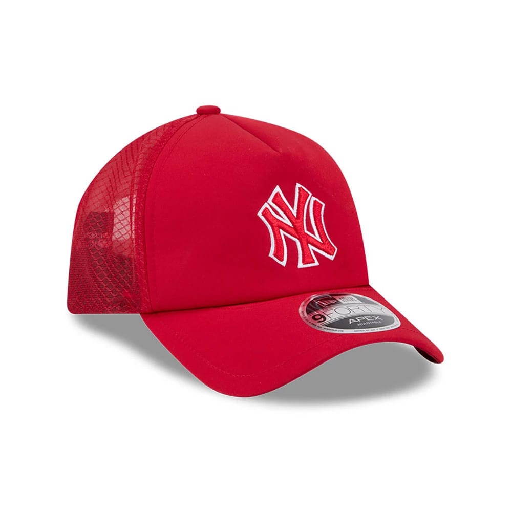 New York Yankees MLB Batting Practice 2026 Red New Era 9FORTY Apex Adjustable Cap, three-quarter view showing a raised white NY logo on the front panel, red mesh side panels, and a curved visor with a 9FORTY size sticker.