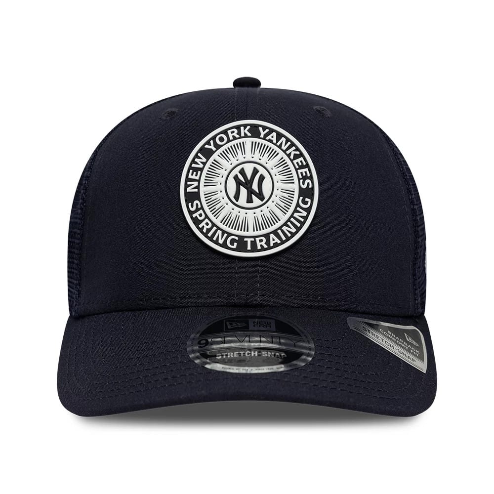 New York Yankees MLB Circles Navy New Era 9SEVENTY Stretch Snap Adjustable Cap, front view showing a raised white embroidered circular Yankees logo on the navy front panel, with a 9SEVENTY size sticker on the curved visor.