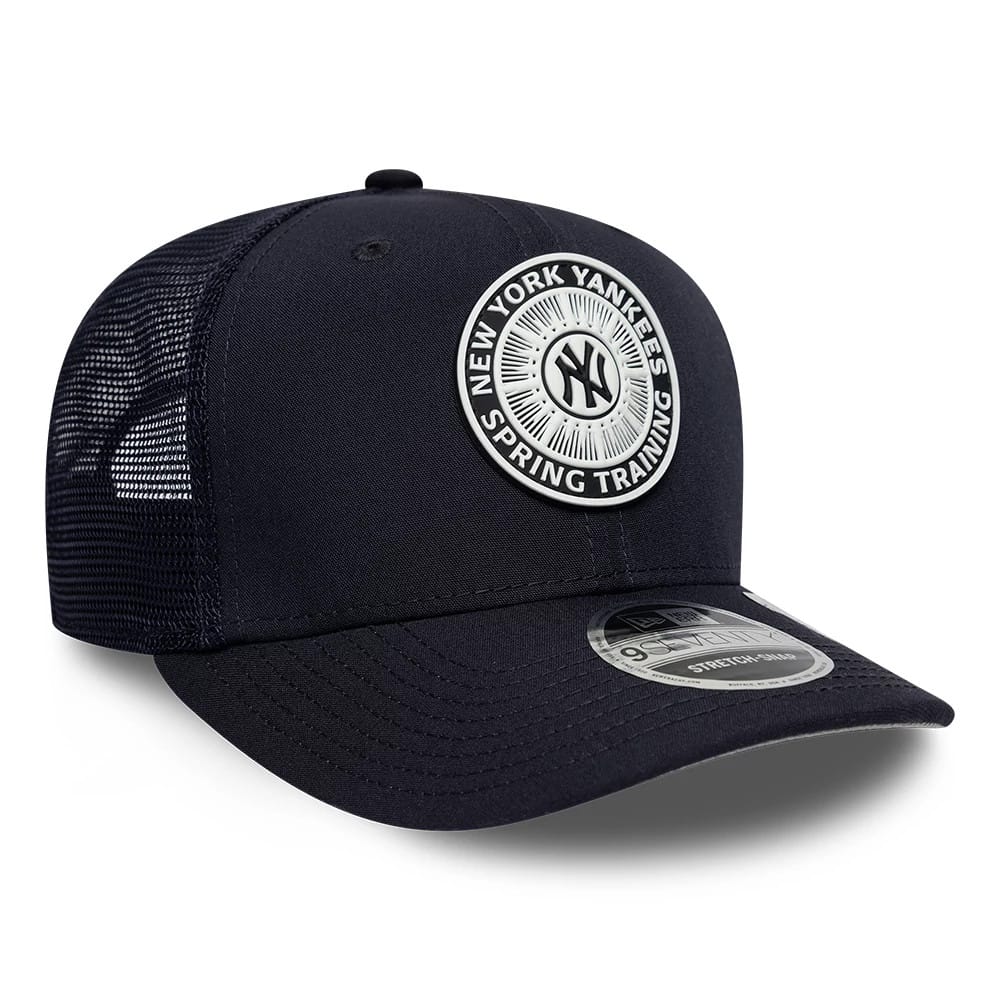 New York Yankees MLB Circles Navy New Era 9SEVENTY Stretch Snap Adjustable Cap, three-quarter view with a circular embroidered Yankees Spring Training patch on the front panel, mesh rear panels and a silver 9SEVENTY size sticker on the curved visor.