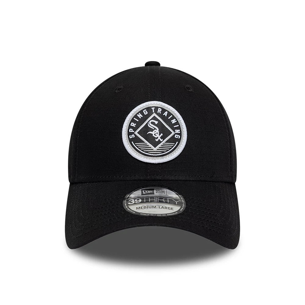 Chicago White Sox MLB Ripstop Black New Era 39THIRTY Stretch Fit Cap, front view showing a circular white and black Spring Training logo embroidered on the front panel, with a curved visor and 39THIRTY size sticker.