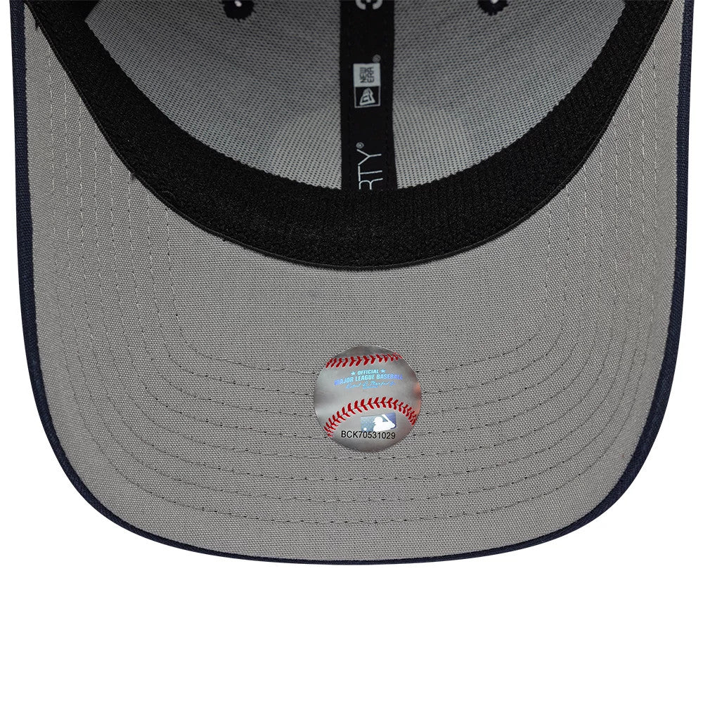 New York Yankees MLB Ripstop Navy New Era 39THIRTY Stretch Fit Cap, inside view showing the grey undervisor with a baseball graphic sticker, black sweatband and New Era taping along the seams.