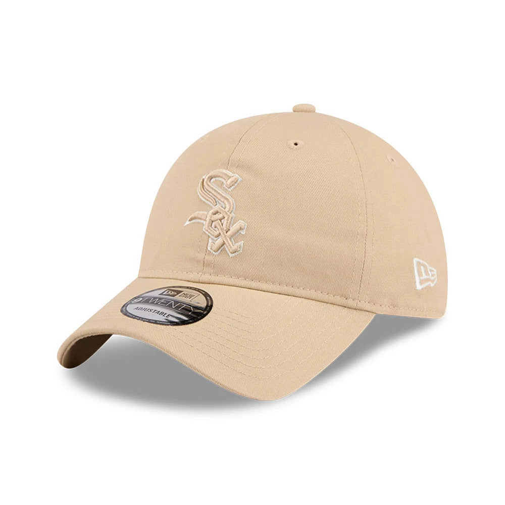 Chicago White Sox MLB Colours Light Beige New Era 9TWENTY Adjustable Cap, three-quarter view showing the white embroidered Sox logo on the front panel, curved visor with 9TWENTY size sticker, and New Era flag logo on the left side.